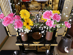 広島占い待合室のお仏壇も春のお花